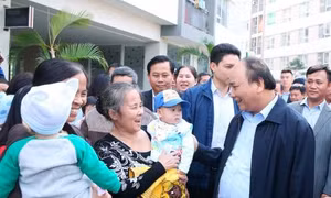 Thủ tướng Nguyễn Xuân Phúc thăm cư dân nhà ở xã hội Đặng Xá