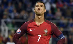 Khó ở, Cristiano Ronaldo quẳng micro phóng viên xuống hồ