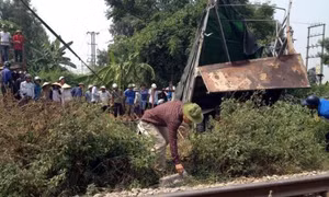 Tàu hỏa đâm nát ô tô tải ở Hải Dương