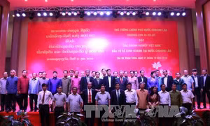 Thủ tướng Lào lần đầu đối thoại với doanh nghiệp Việt Nam