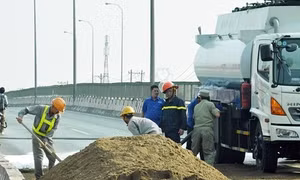 Xe cẩu đâm thủng xe bồn chở xăng, QL 1 ùn tắc gần 5km