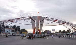 Cổng chào năm mới che trụ đèn giao thông 