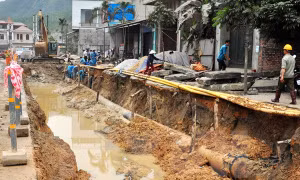 Thi công gây vỡ đường ống khiến hàng nghìn hộ dân Hà Nội mất nước sinh hoạt