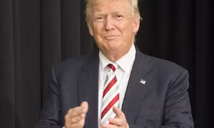 Bà Clinton nghỉ ốm, ông Trump vượt tại hai bang