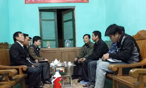 Thắm tình kết nghĩa hai bản vùng biên