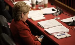Bộ Ngoại giao Mỹ chưa từng cấp BlackBerry cho bà Clinton