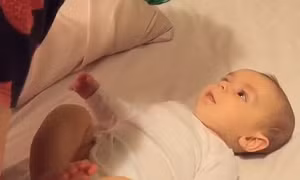 Bé trai ba tháng tuổi đã biết nói “Con yêu mẹ”
