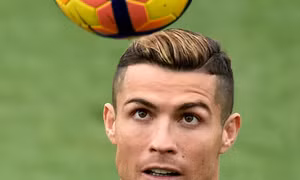 Đón Quả bóng vàng, Cristiano Ronaldo khoe tóc “dát vàng”