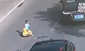 Bé 3 tuổi đạp xe nghênh ngang giữa đường giờ cao điểm