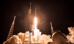 Tên lửa Falcon 9 trở về Trái Đất an toàn