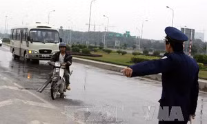 Xử lý xe chở hàng cồng kềnh sau vụ em bé bị tấm tôn cứa cổ
