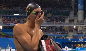 Phép màu cho VĐV lao xuống đường bơi Olympic trước súng lệnh 