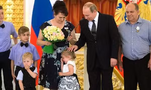 Tổng thống Putin dỗ bé gái khóc nhè ở Điện Kremlin