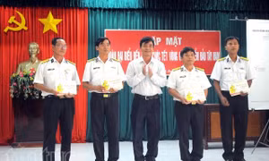Thăm, chúc Tết chiến sĩ và nhân dân các đảo Tây Nam