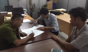 Nhóm cướp xe máy dùng roi điện sa lưới