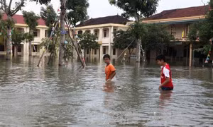 Hơn 100.000 học sinh Hà Tĩnh vẫn nghỉ học do mưa lũ