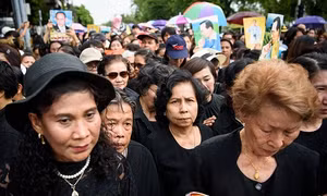 Thái Lan thiếu áo đen vì quốc tang Vua Bhumibol