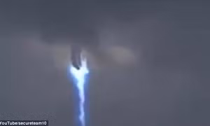 Chộp được cảnh UFO hạ cánh xuống Trái Đất qua lỗ giun vũ trụ?