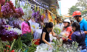 Chợ hoa tấp nập ngày Phụ nữ Việt Nam