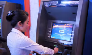Không để máy ATM thiếu tiền dịp Tết