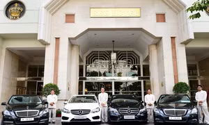 Mercedes-Benz bàn giao thêm 2 xe E-Class cho khách sạn Rex