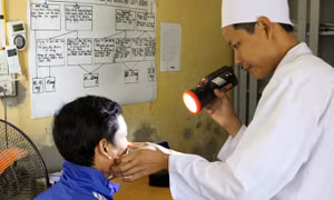 Tăng viện phí kết hợp vận động người dân tham gia bảo hiểm y tế