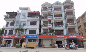 Điều chỉnh biển quảng cáo "đồng phục" trên đường Lê Trọng Tấn