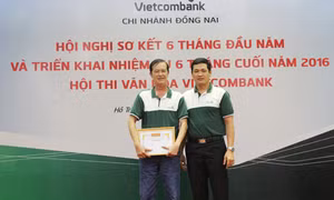Cán bộ Vietcombank trả 17 triệu đồng nhặt được cho khách hàng 
