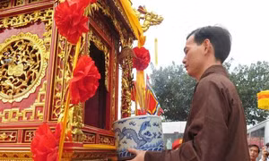Rước kiệu Ngọc Lộ tại Lễ hội Khai ấn đền Trần Nam Định 
