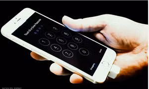 Bị Trung Quốc dọa, Apple đưa iPhone về Mỹ tự sản xuất?