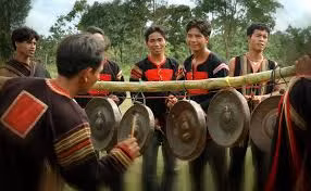 Truyền dạy kiến thức về cồng chiêng cho thanh niên Kơ Ho 