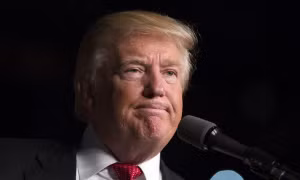 Dính lùm xùm tiền từ thiện, ông Trump bị tố là "kẻ lừa đảo"