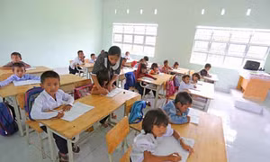 Nỗ lực vận động học sinh vùng sâu đến trường
