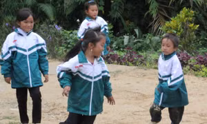 Niềm vui với áo ấm mới của học sinh vùng cao Xín Chải