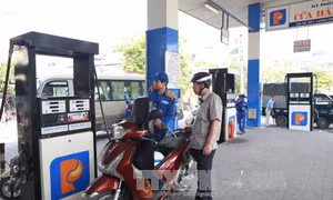 Xăng tăng giá hơn 900 đồng/lít