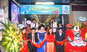 Ngọc Hân đẹp lộng lẫy giữa showroom trang sức MDSS