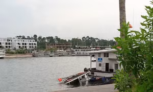 Tàu du lịch tự chìm tại cảng Tuần Châu 
