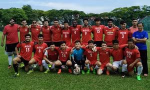 Sinh viên Việt Nam cùng đội bóng đá của MDIS vô địch League Cup Singapore