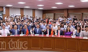 Sôi động cuộc thi hùng biện bằng tiếng Hàn và tiếng Việt lần thứ 5 
