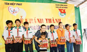 Trao tặng máy lọc nước cho người dân vùng hạn mặn