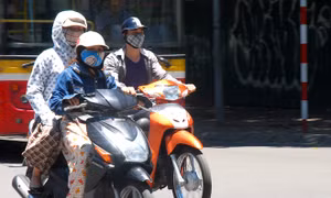 Muôn kiểu chống nóng của người dân Hà Nội