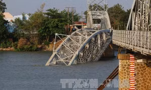 Bắt tạm giam chủ và lái tàu gây tai nạn cầu Ghềnh