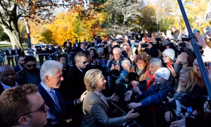Bà Clinton rạng rỡ bỏ phiếu tại New York 