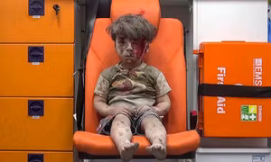 Nhói lòng hình ảnh cậu bé Syria trong xe cứu thương ở Aleppo