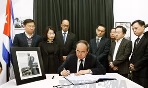  Chủ tịch Mặt trận Tổ quốc Việt Nam viếng lãnh tụ Fidel Castro Ruz