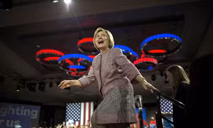 Bà Hillary bị "ném đá" vì mặc áo khoác hơn 12.000 USD