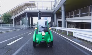 Toyota tung xe i-Road, phóng viên CNN hào hứng lái thử