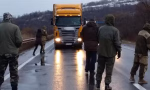 Căng thẳng sau các vụ Ukraine chặn xe tải Nga 