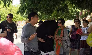 Bảo vệ hướng dẫn viên du lịch “nội”