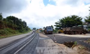 Sửa chữa đoạn sụt lún sâu trên đường Hồ Chí Minh